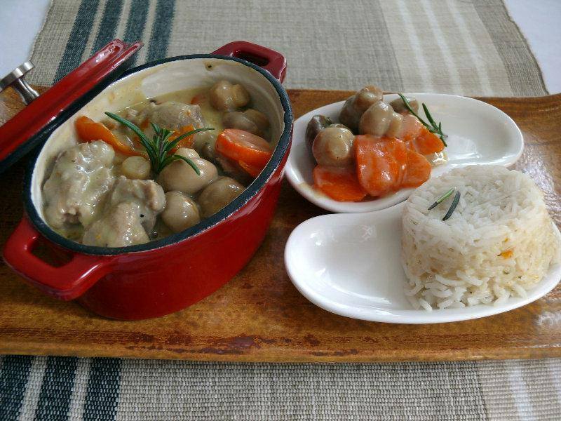 Blanquette mijotée dans sa cocotte rouge avec riz et carottes