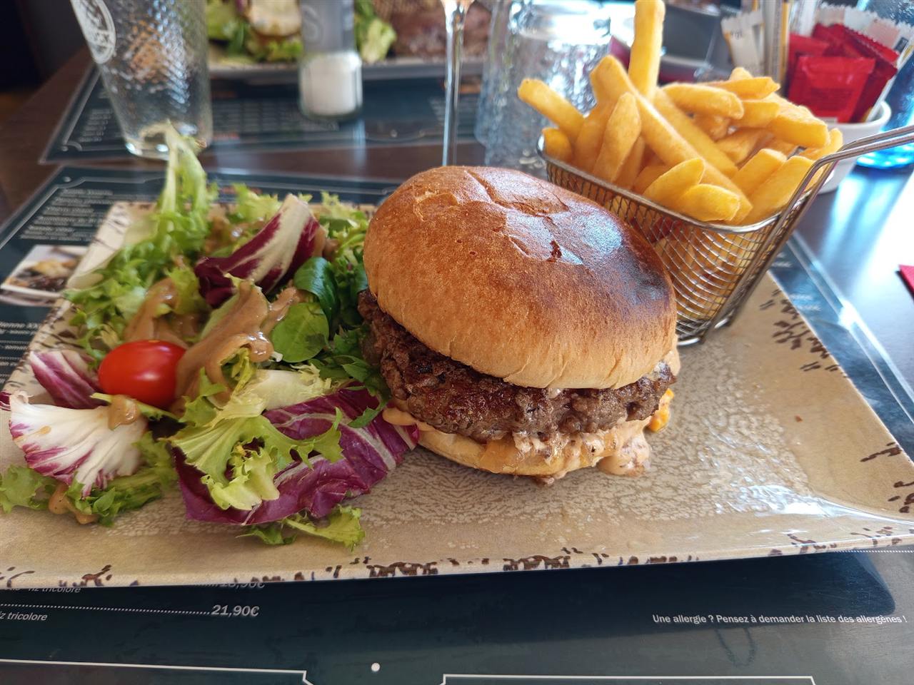 Burger maison sur pain brioché avec frites et salade