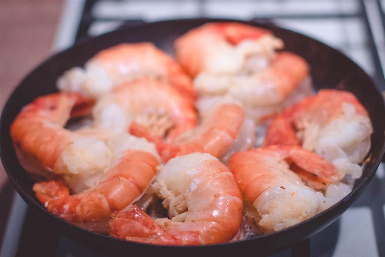Grosses gambas saisies à la poêle