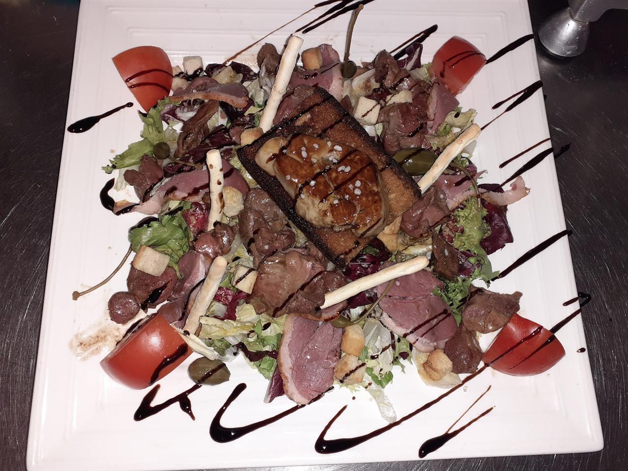 Salade de magret de canard et foie gras poêlé sur toast, filets de vinaigre balsamique