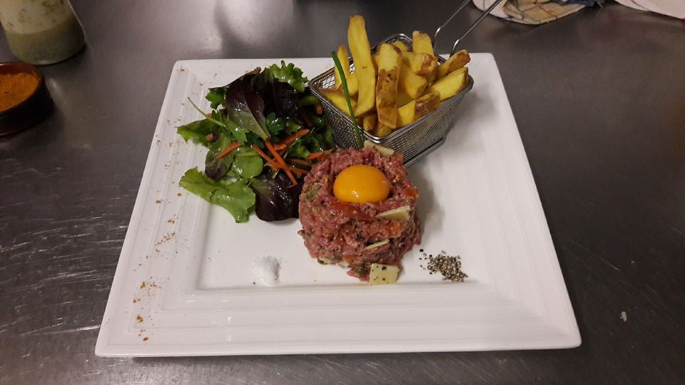 Tartare de bœuf au jaune d’œuf avec frites et salade
