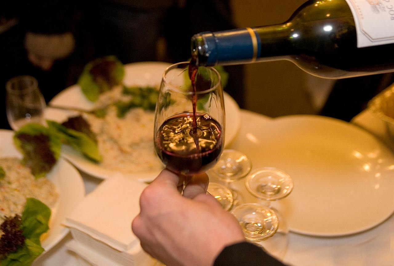 Verre de vin rouge servi à table